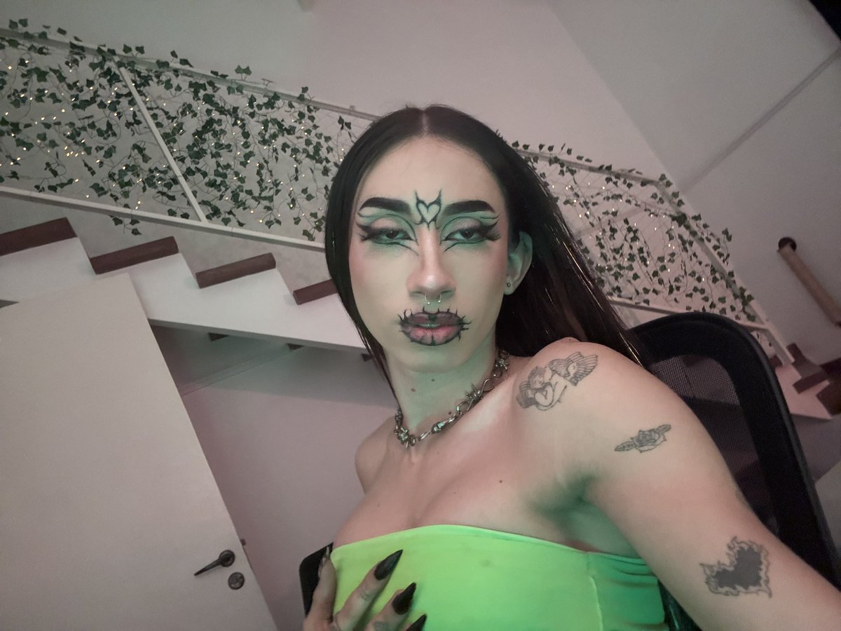 Veggiezinha's tweet image. mamãe agora é da Kick 💚 

muito feliz em anunciar pra vcs que agora estamos de casa nova e a partir de hoje as lives serão na verdinha todo dia às 18:00!!