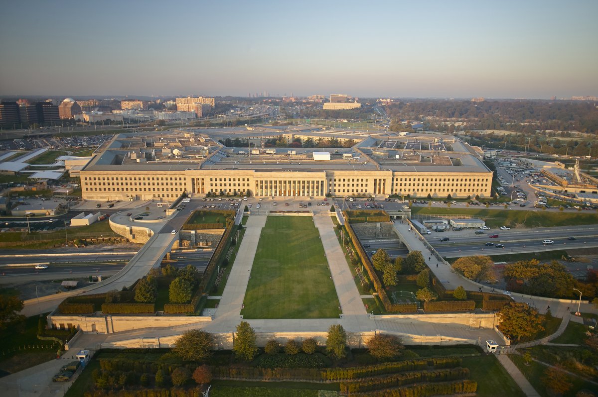 spj_tweets's tweet photo. SPJ condemns Pentagon's unconstitutional restrictions on reporters. Join us in unified opposition and resist this latest attempt to muzzle the press and deny the American people the transparency and accountability they deserve. https://t.co/fZuuAzzer0 https://t.co/Rxil2XSLqo