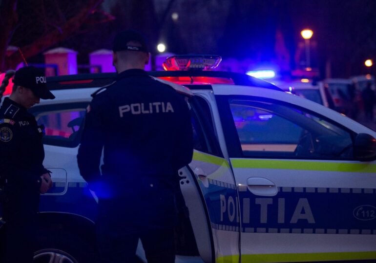 TateNews_'s tweet photo. 🚨🇷🇴#BREAKING: It took Romanian police 20 minutes to arrive at Tates home after a police report was called in.

Individual who was watching the live images broadcast by the man near the villa in Voluntari, claim sources familiar with the case.

Although the emergency call to 112 was made immediately, the police did not arrive for more than twenty minutes, leaving the suspect in the custody of the private security team, awaiting the intervention of the authorities.

20 minutes is insane, what if God forbid this was a real situation? CRAZY!