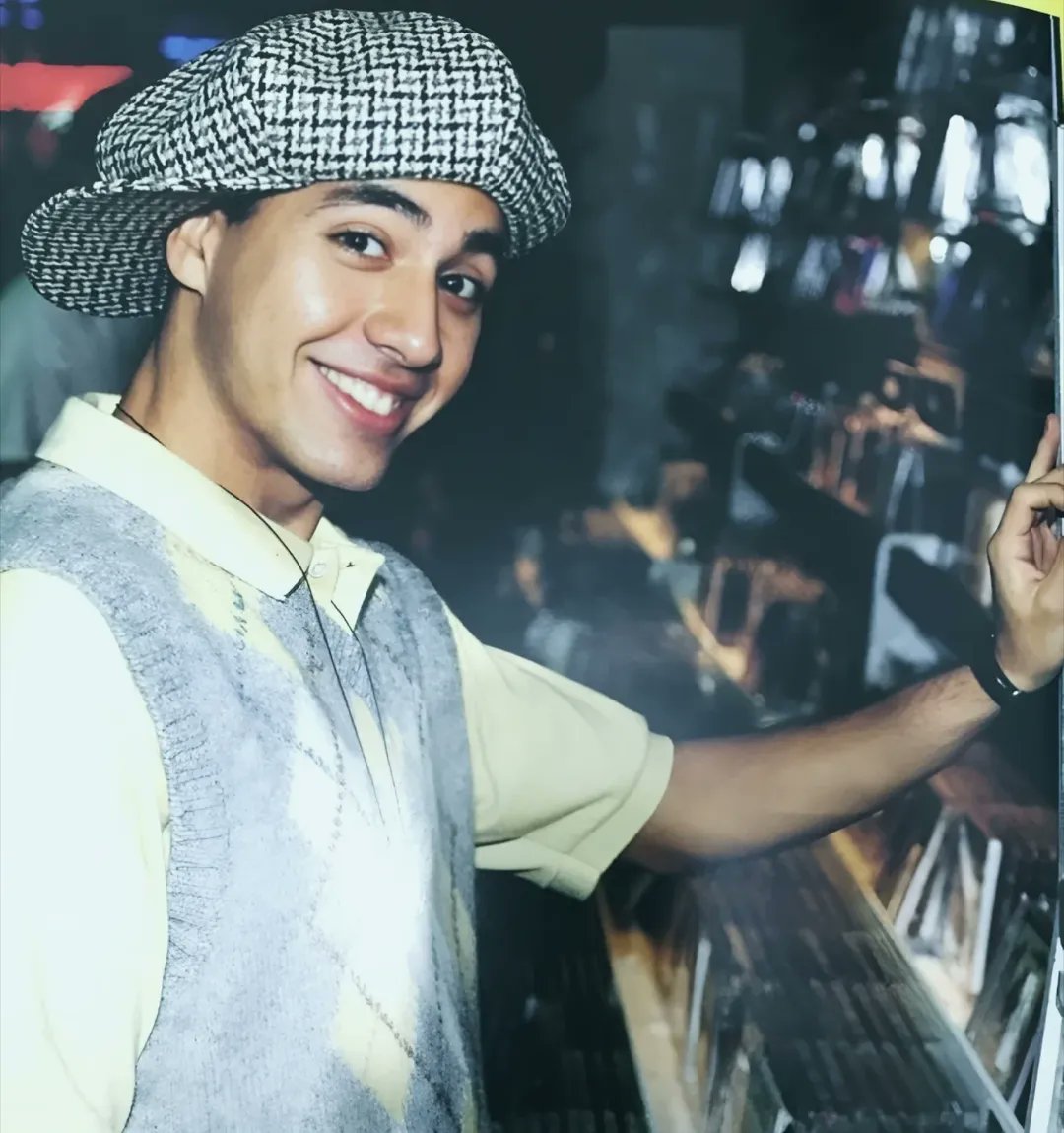 Juro a vcs,acho ele muito lindo e atraente ,em todas as fases da vida dele,e a voz e presença de palco dele é impecável. Amo o Howie D ✨🤌❤️