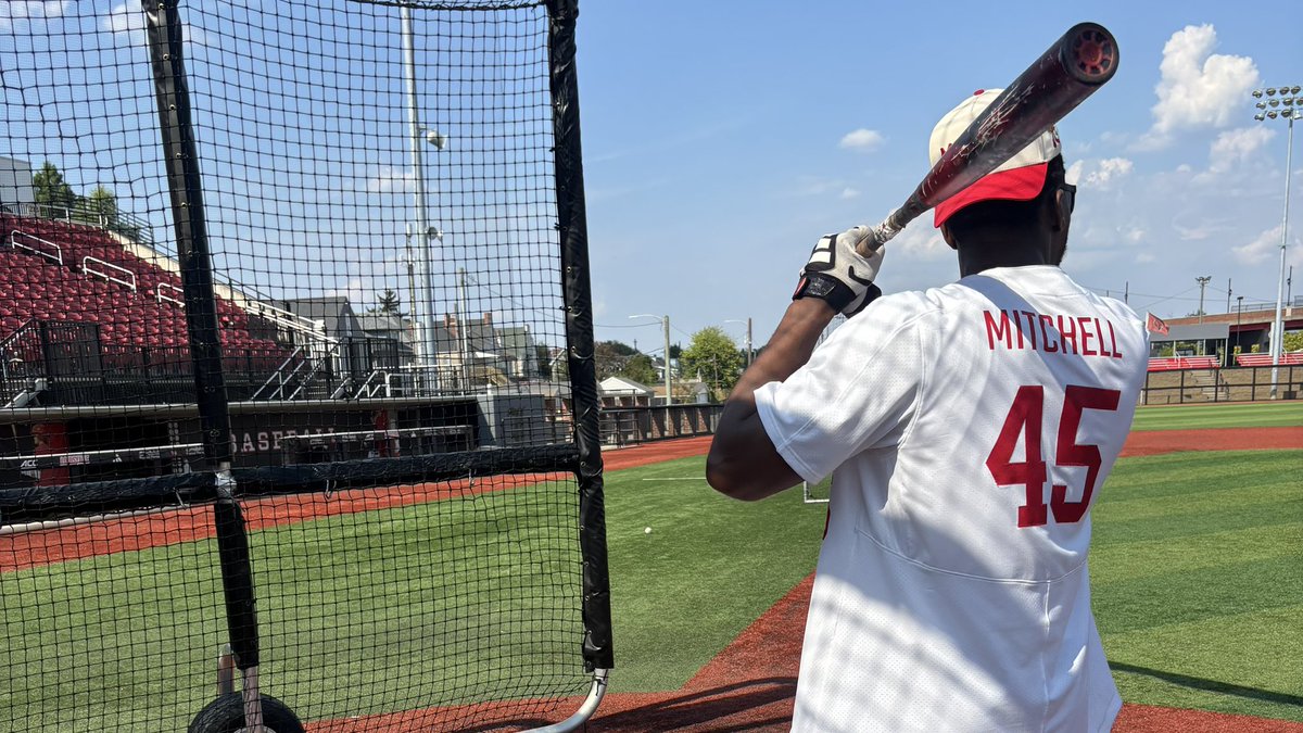LouisvilleBSB's tweet image. A pair of Louisville legends in the batter’s box. 

@spidadmitchell x @leek_willi 

#GoCards