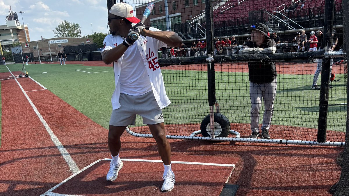 LouisvilleBSB's tweet image. A pair of Louisville legends in the batter’s box. 

@spidadmitchell x @leek_willi 

#GoCards