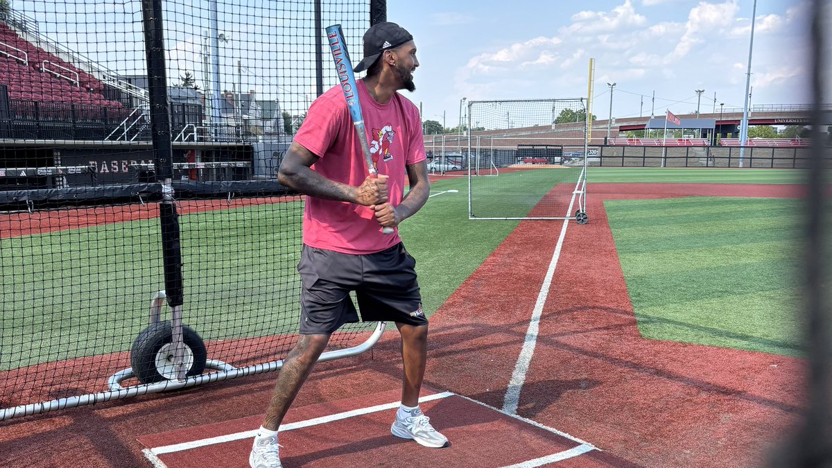 LouisvilleBSB's tweet image. A pair of Louisville legends in the batter’s box. 

@spidadmitchell x @leek_willi 

#GoCards