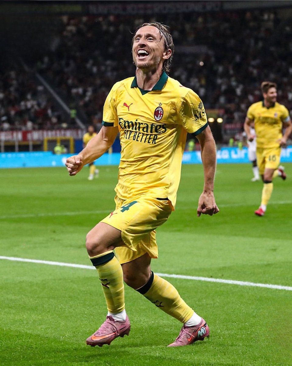 DrTuitter's tweet image. 🗣️ #Landucci su #Modric : Voglio rimarcare la persona che è. È una persona con umiltà, è un campione al servizio di tutti noi. Si allena come un ragazzino. Mi fa emozionare, mi fa ricordare quando ero giovane e giocavo. E' una persona che veramente è una cosa incredibile”. #Milan