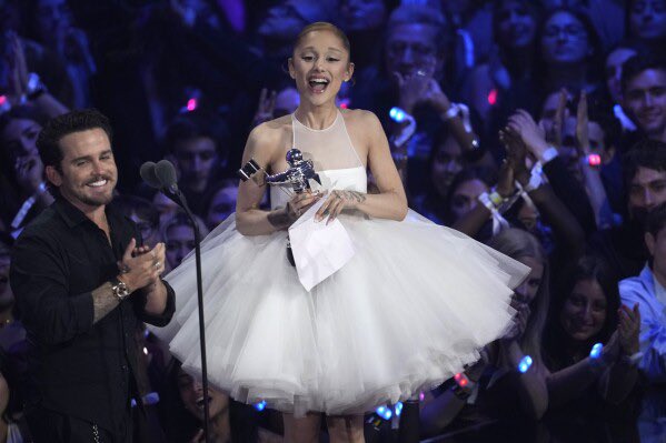 TheGrandeTop10's tweet image. 🚨| Ariana Grande has just built a dirt house in Minecraft.