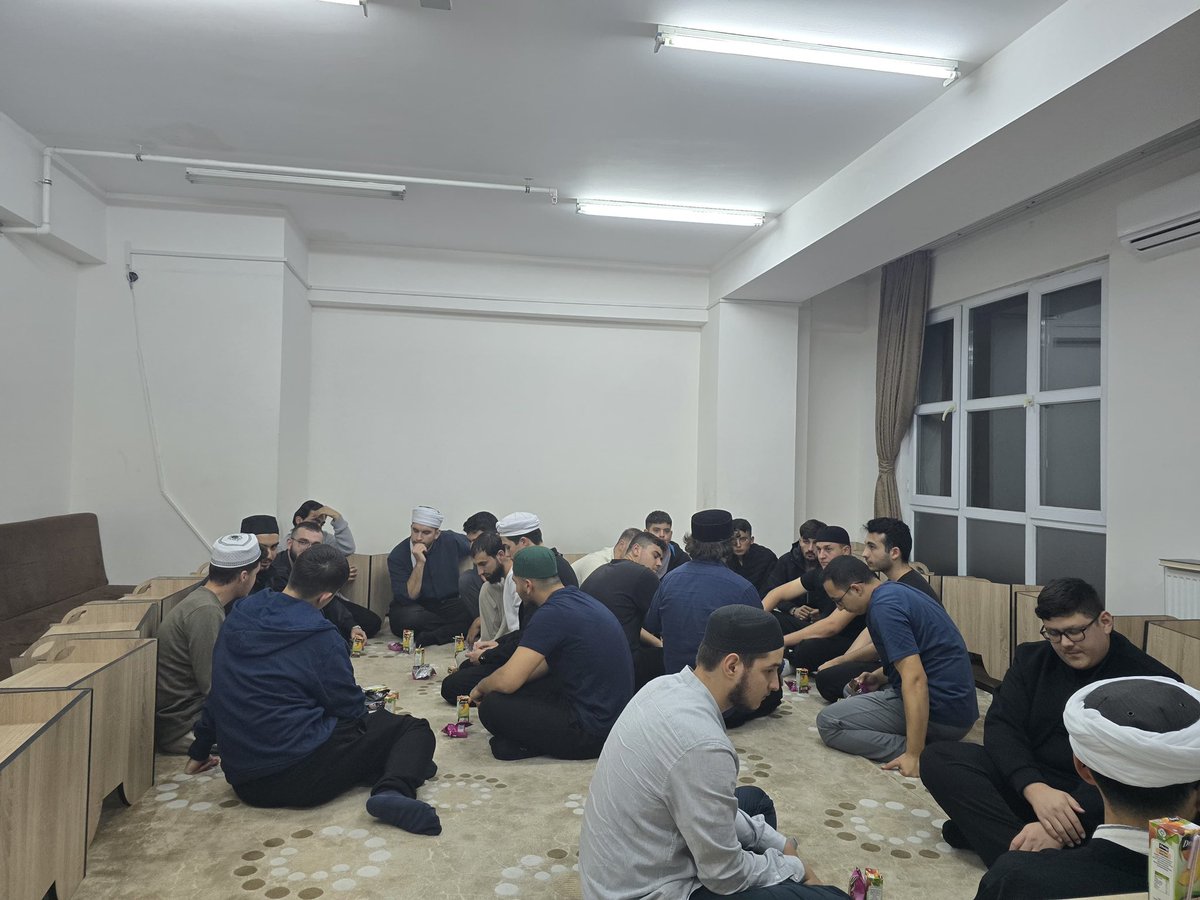 İFAM’a yeni başlayan universiteli kardeşlerimizle hasbihal ettik.İFAM’ın ve üniversitenin muhtevası hakkında bilgi verdik.Rabbim bu yolu kendilerine mübarek eylesin, tüm talebe kardeşlerimizin üzerinde feyzini daim kılsın. İlim hayatlarında da kolaylıklar ihsan eylesin, inşAllah.