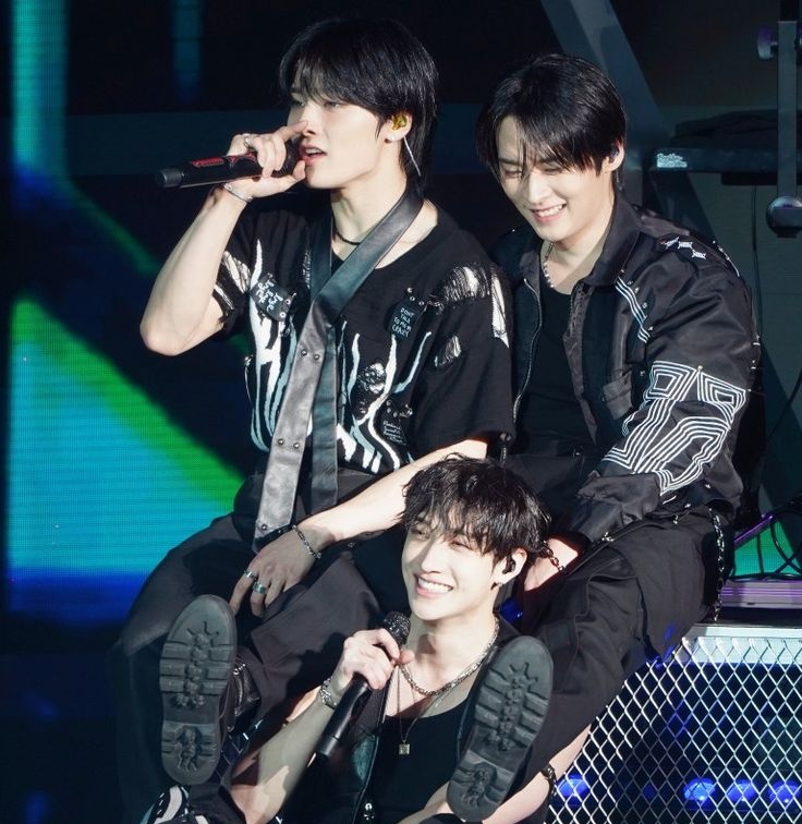 O Minho carregou o jeongin 9 meses na barriga e ainda veio a cara do outro pai, até as msm covinhas