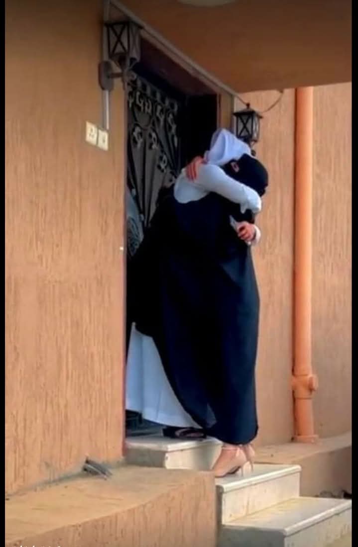 خـــذني معـاك وضمــني بيـن اياديــك 
بعيــــش عمــري داخــلك واحتـــويني 

وابنـــسكب مـع ريــح عطـرك وكاديـك 
ومعــاد ابـــــي غيــرك لو انه يبيـــــنـي🥰