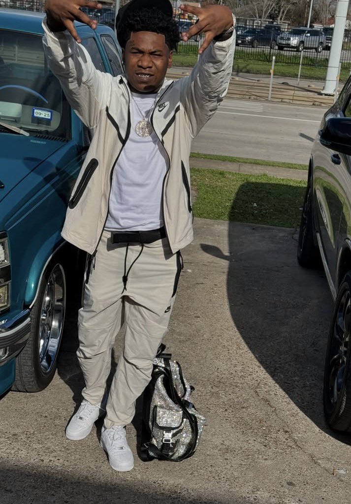 One week Dey luv me other week Dey hate me both week I got paid💯⚰️