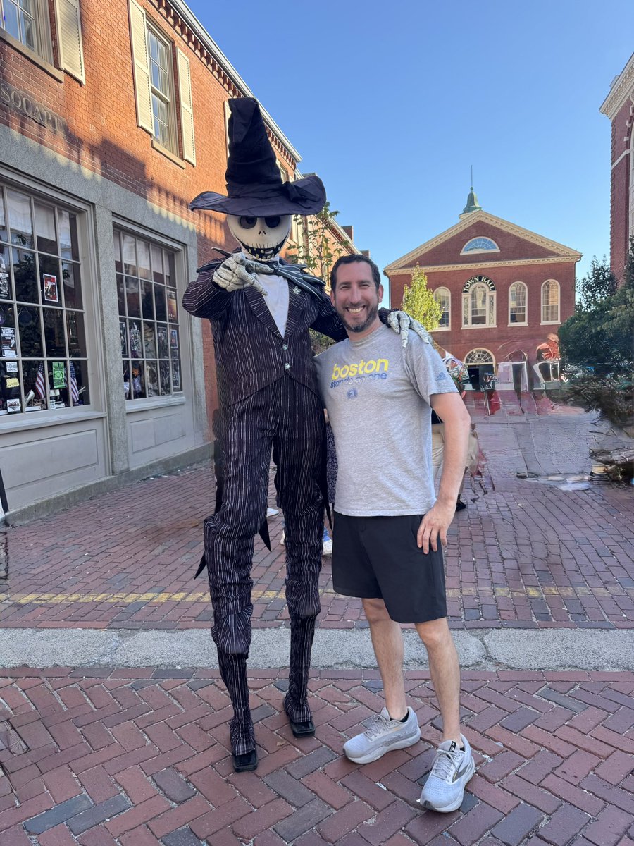 run4papa's tweet image. in shops full of skulls, tarot cards, and vintage spell jars. 

This place is ALIVE. And tomorrow, I run 13.1 miles through the most haunted half marathon course in the country. Let’s do this, Salem.

#RunningAgainstDementia #50halfmarathons50states #state43

@haarc_center