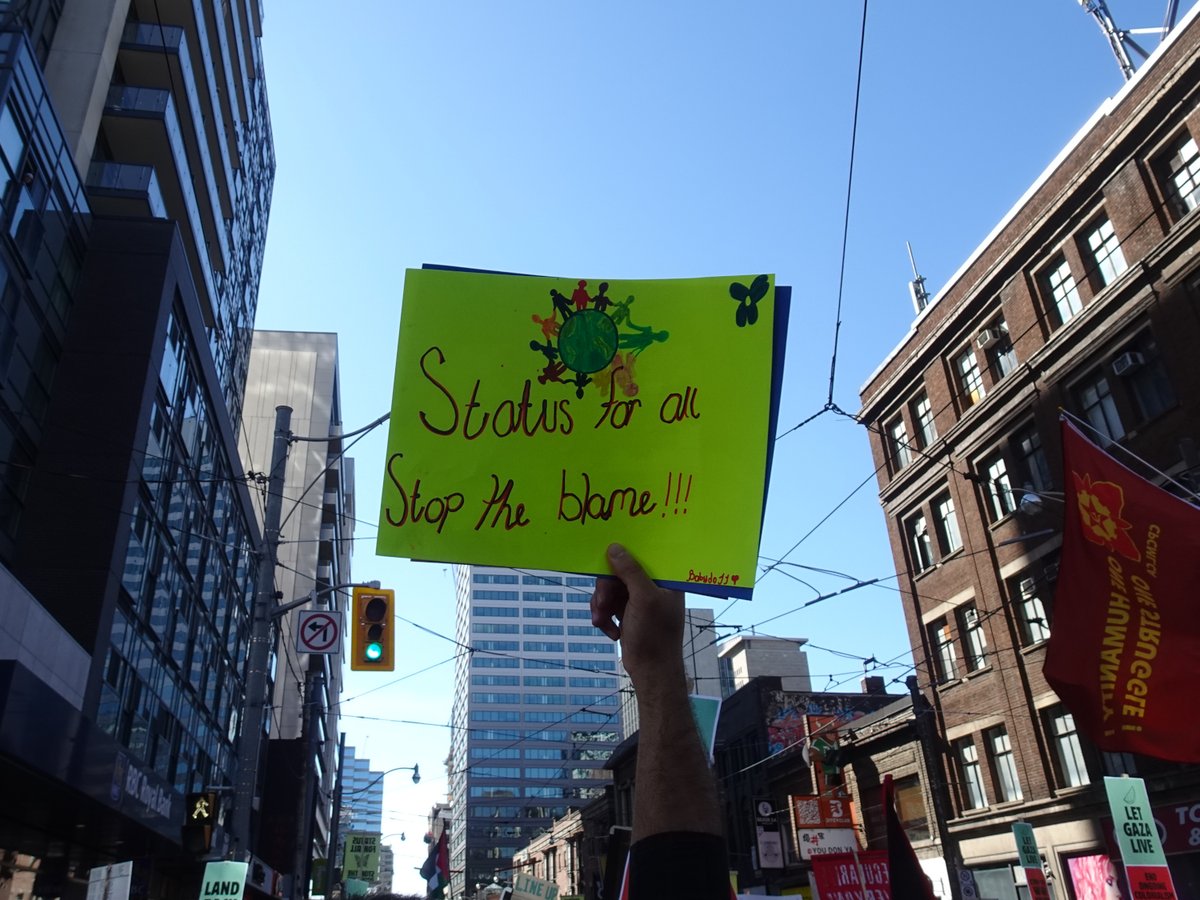 RefugeeCentre's tweet image. (Pictures 2/3)
We joined today the National Day of Action in Toronto,  where thousands of people took to the streets to draw the line and  protest the current anti-migrant, anti-Indigenous, and fossil  fuel-driven policies. #DrawTheLine #Toronto #StatusForAll #JusticeForRefugees