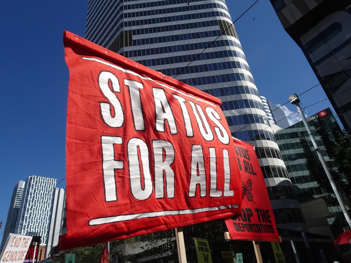 RefugeeCentre's tweet image. (Pictures 2/3)
We joined today the National Day of Action in Toronto,  where thousands of people took to the streets to draw the line and  protest the current anti-migrant, anti-Indigenous, and fossil  fuel-driven policies. #DrawTheLine #Toronto #StatusForAll #JusticeForRefugees