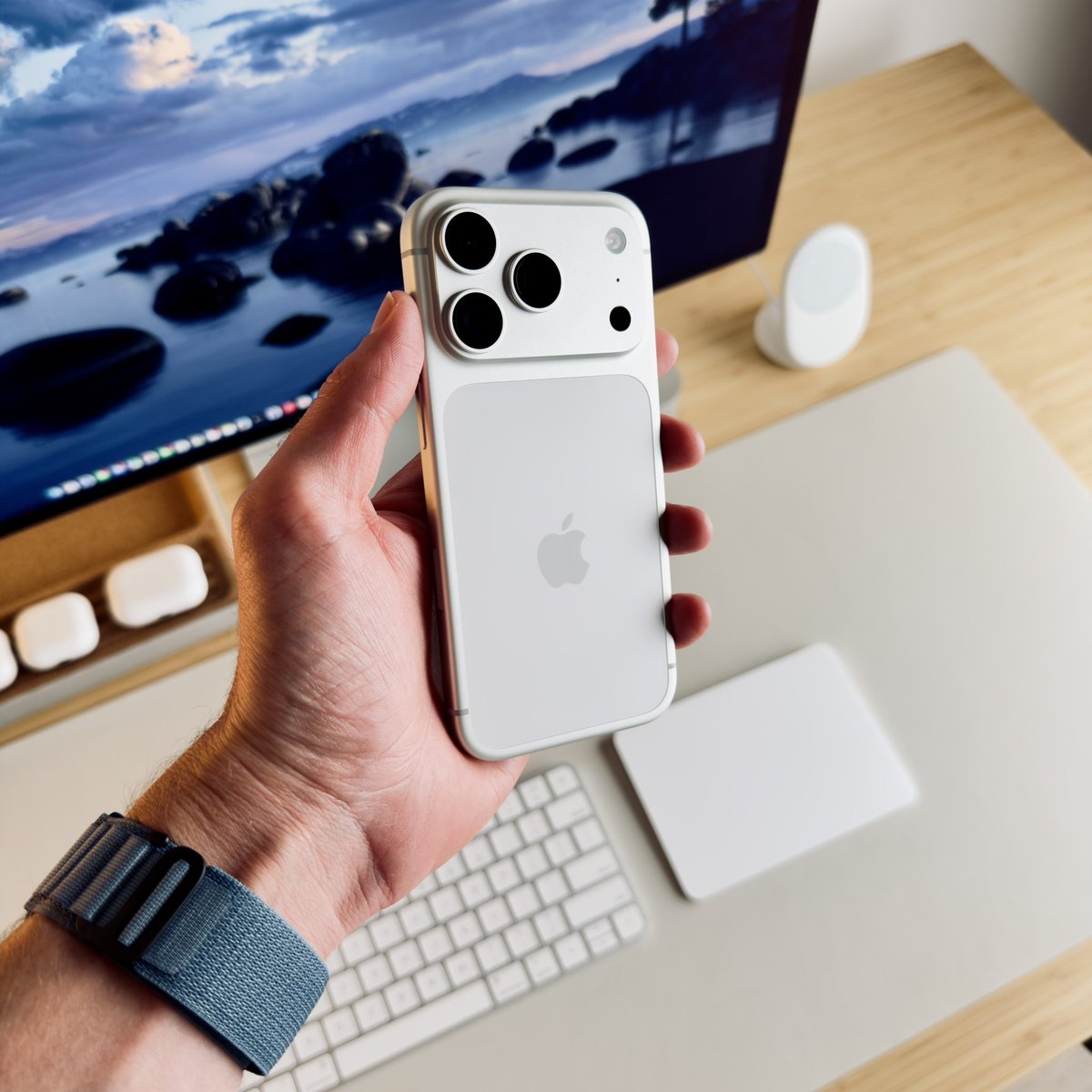 andrewjclare's tweet photo. iPhone 17 Pro Silver 🔥 https://t.co/AsLgKa5A1O
