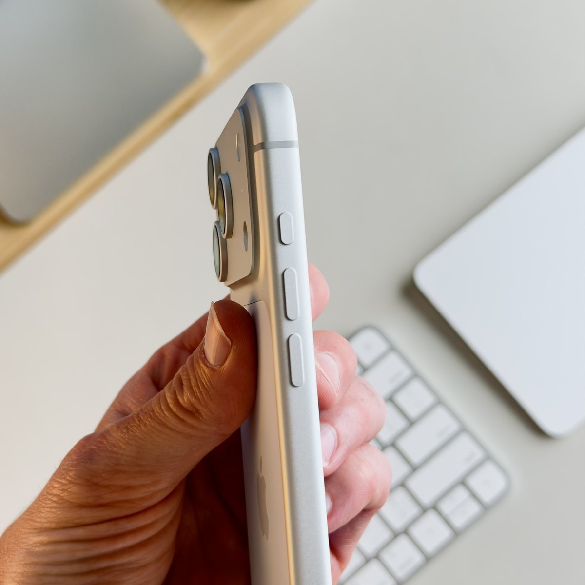 andrewjclare's tweet photo. iPhone 17 Pro Silver 🔥 https://t.co/AsLgKa5A1O