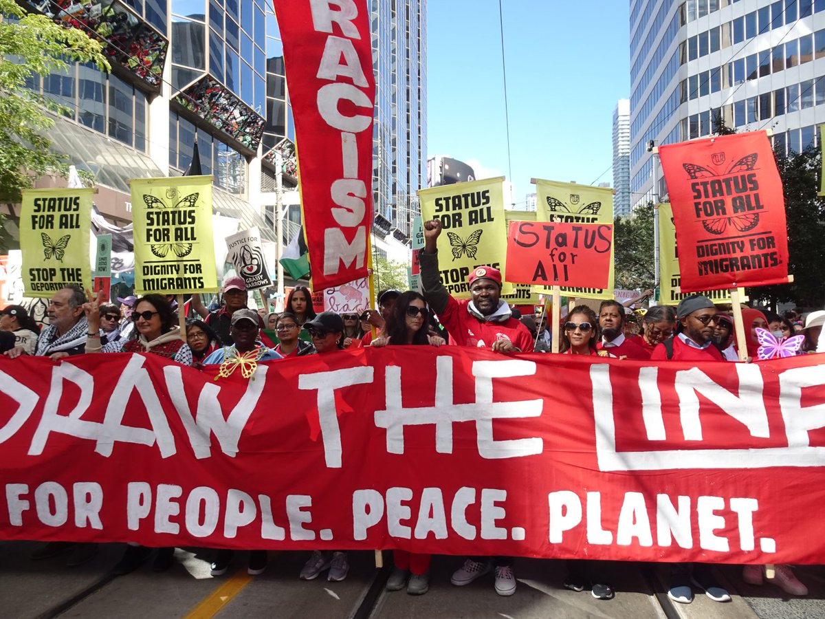 RefugeeCentre's tweet image. (Pictures 1/3)
We joined today the National Day of Action in Toronto,  where thousands of people took to the streets to draw the line and  protest the current anti-migrant, anti-Indigenous, and fossil  fuel-driven policies.
#DrawTheLine #Toronto #StatusForAll #JusticeForRefugees