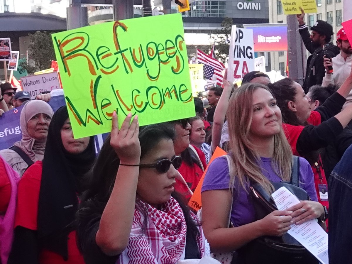RefugeeCentre's tweet image. (Pictures 3/3)
We joined today the National Day of Action in Toronto,  where thousands of people took to the streets to draw the line and  protest the current anti-migrant, anti-Indigenous, and fossil  fuel-driven policies. #DrawTheLine #Toronto #StatusForAll #JusticeForRefugees