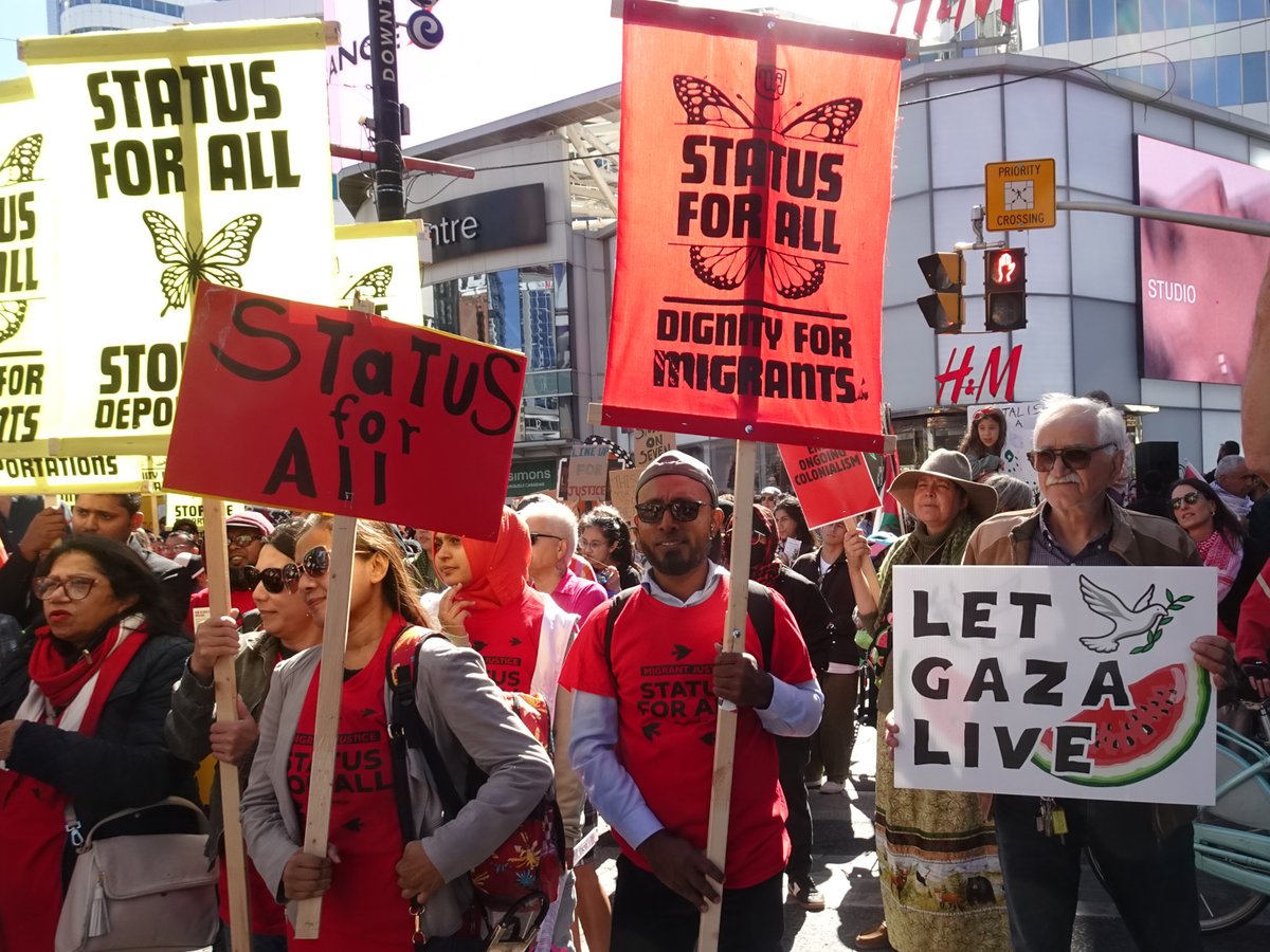 RefugeeCentre's tweet image. (Pictures 3/3)
We joined today the National Day of Action in Toronto,  where thousands of people took to the streets to draw the line and  protest the current anti-migrant, anti-Indigenous, and fossil  fuel-driven policies. #DrawTheLine #Toronto #StatusForAll #JusticeForRefugees