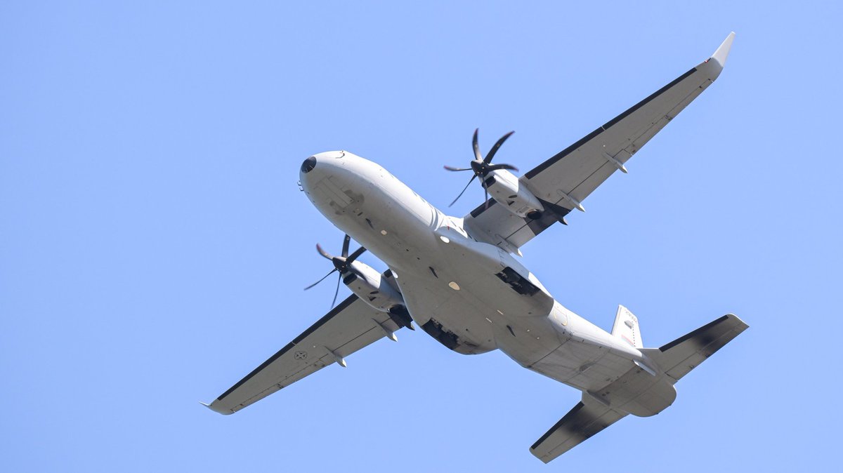 PrijateljNaroda's tweet image. Идемо једна анализа приказаних и набављених средстава, чисто да видите колико нам је војска била масакрирана пре злог Вучића:

Борбена авијација
- МиГ-29 - руски ловац, 15 комада (2012. смо имали четири, један се срушио три године раније, пилот погинуо);
- Рафали - француски…