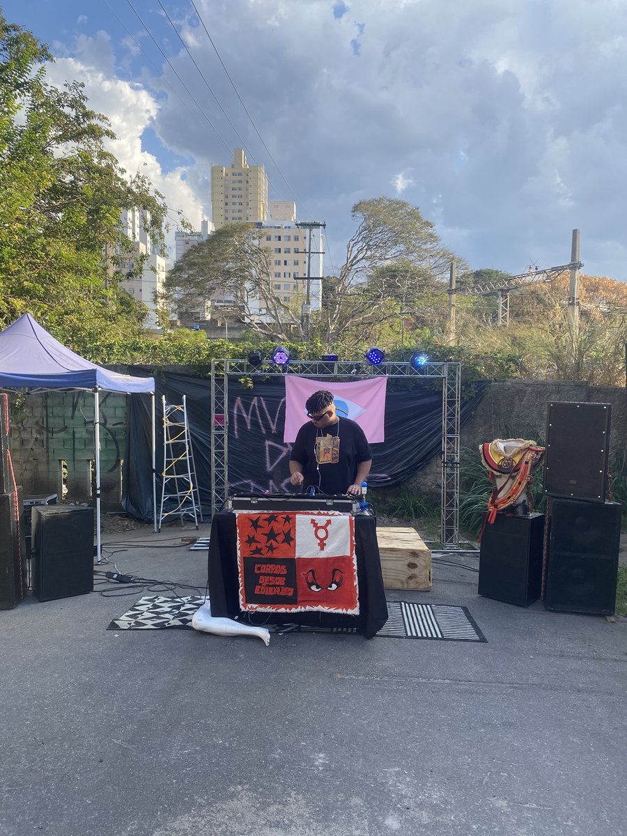 não há felicidade maior do que tocar na rua te amo <a href="/KUIRBR/">KUIR 2 ANNUX NA RUA 🇧🇷🏳️‍⚧️🏳️‍🌈⚧</a>