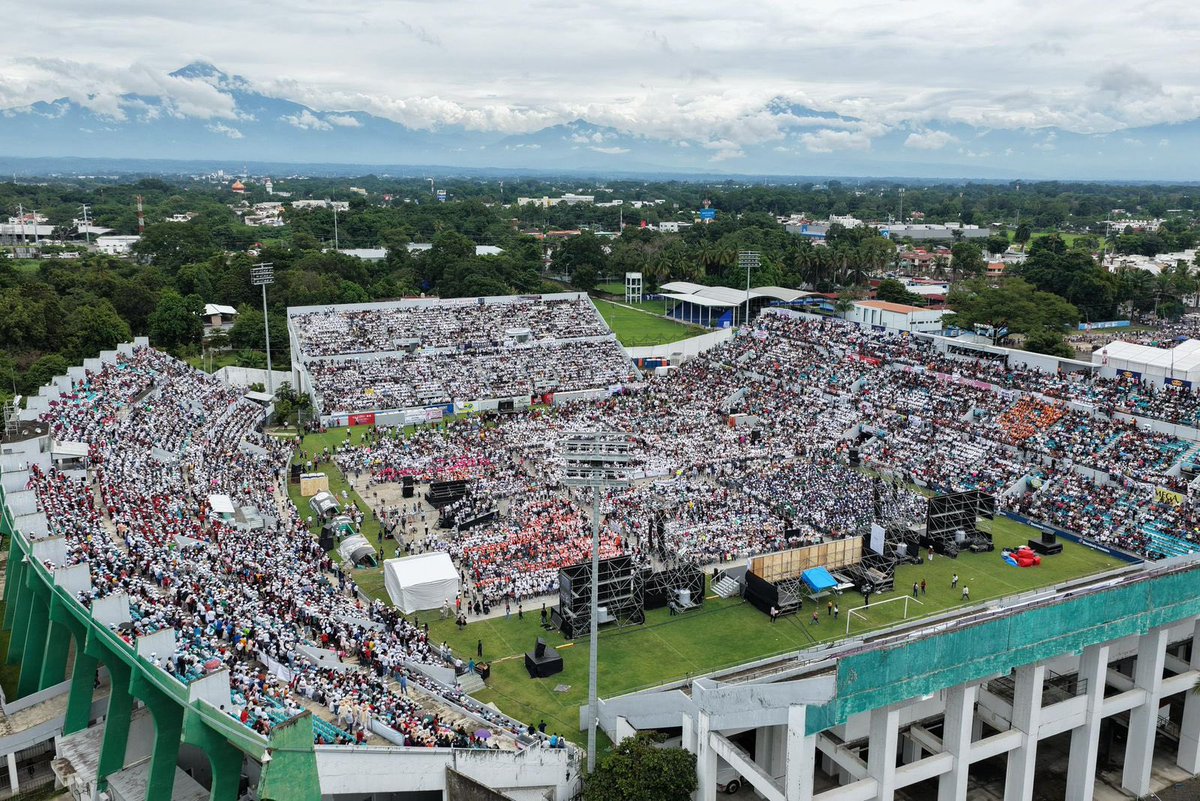 abrahamendieta's tweet photo. La Presidenta @Claudiashein se está dejando la piel recorriendo el país, porque la legitimidad del poder nace del voto, sí, pero se mantiene y se multiplica en el territorio.

Tenemos #PresidentaDeTerritorio. https://t.co/VdGnX04HlG