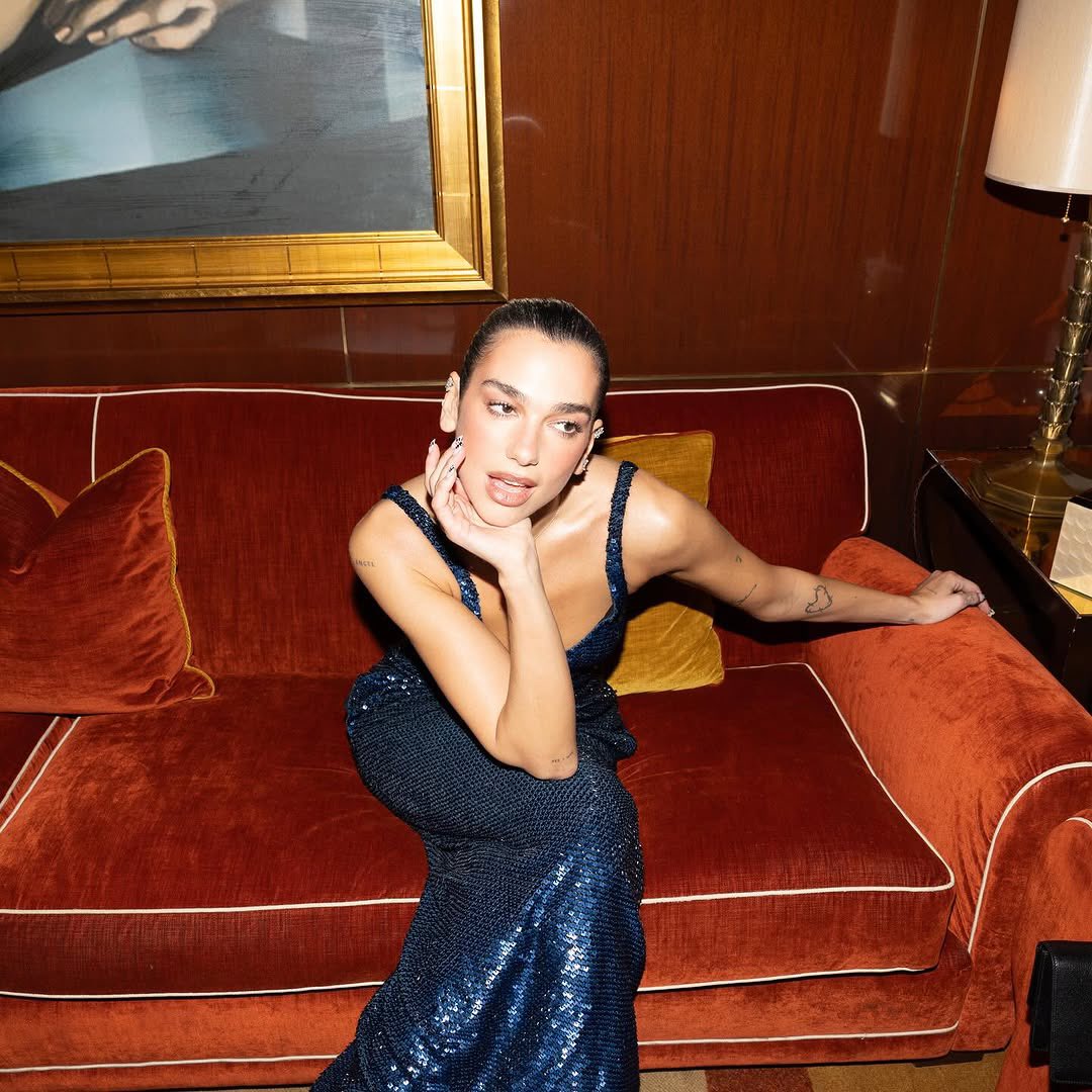 DUALIPA's tweet image. work &amp;amp; play!!!! celebrating our Frame Reformer day 💙💙💙