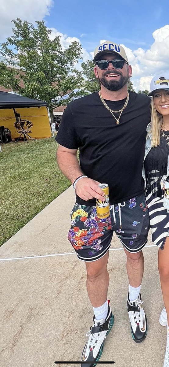CooperBryan57's tweet photo. Absolutely hate this guy. What the fuck are those shorts and shoes. https://t.co/c3R3zn1uS9