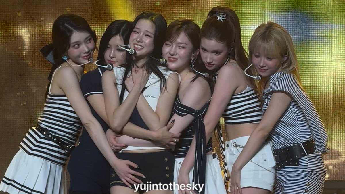 Obsessed how even in this photo Xiaoting has her eyes fixed on Yujin