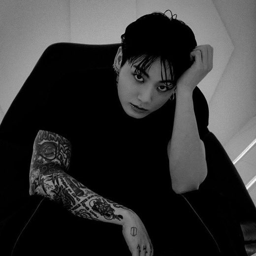 #taekookau | kpop demon hunters 💜

Taehyung faz parte dos Hunterx, um grupo que esconde um segredo: são caçadores de demônios. Seu maior desafio surge quando ele tem que enfrentar Jungkook, líder de uma banda de demônios disfarçados que roubam as almas dos fãs.