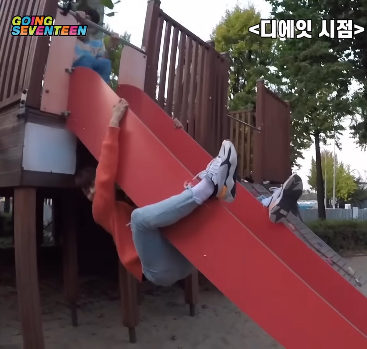 saeuhui's tweet photo. got nasty bruises on my arms from doing this but it was so worth it. im #huihui https://t.co/eMP5oECXe3