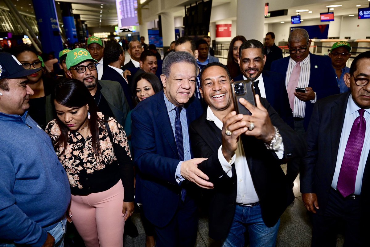 El líder inció una intensa agenda en EE.UU., que incluye Nueva York, Nueva Jersey, Connecticut, Boston y Miami.

Participará en foros académicos, diálogos políticos y encuentros con la diáspora.

#ElPueblista #LeonelFernandez #FuerzaDelPueblo  #LeonelEnUsa