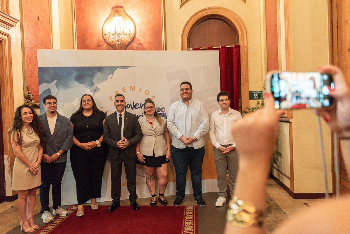 🏆 Ayer estuvimos presentes en la entrega de los Premios "Joven Canarias" 2025, coincidiendo con el 25 aniversario de estos galardones.

👏 Felicitamos a las personas y entidades premiadas por su compromiso y aportación al desarrollo de la juventud canaria.