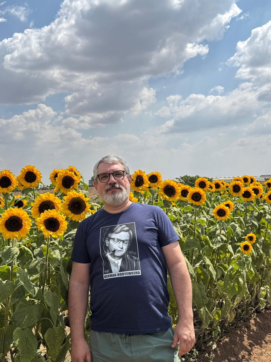 In Holambra (the Brazilian Netherlands), wearing a t-shirt with Dooyeweerd's art among the sunflowers.

Art Dooyeweerd by <a href="/MarcosReformed/">Marcos Rodrigues</a>