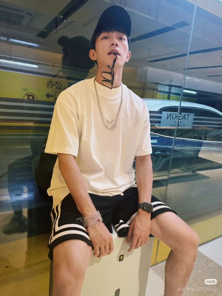 #LangTu AU with Shen Wenlang as the quiet office worker &amp; Gao Tu as the gym rat

Where GT has decided that WL is his favorite prey, calls him “Mr. Quiet” and offers him unsolicited posture advice whenever they cross paths.

WL finds GT irritating but outrageously attractive.