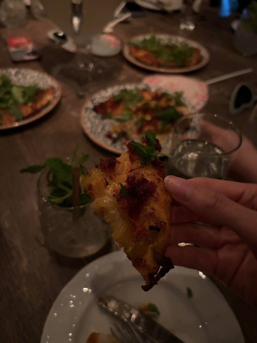 icannotbelieb's tweet image. Tonight, my friends and I are having a lot of fun, and everyone is having dinner together.🥰