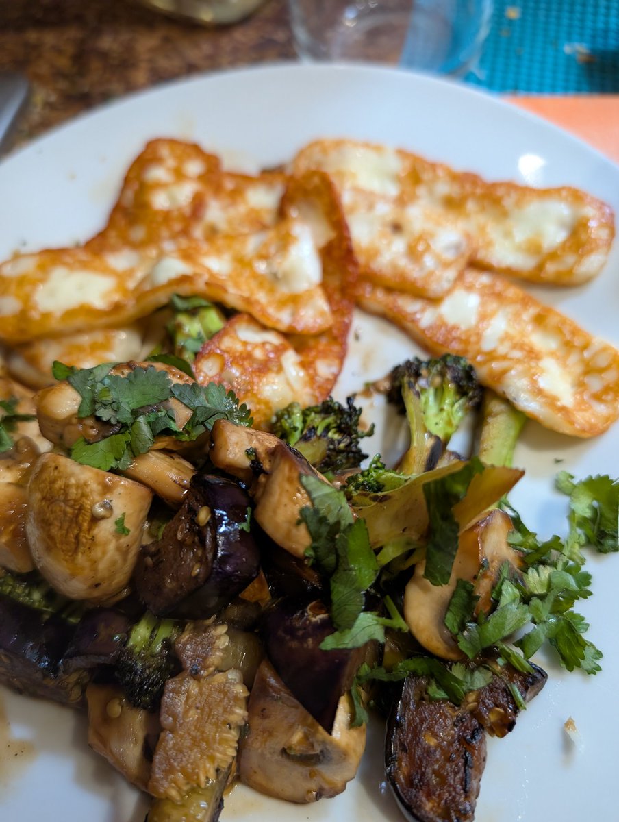 crazythainame's tweet image. Charred veg with hoisin, and grilled saganaki for breakfast. No sharing, soz. 
#sorrynotsorry #cookingforone