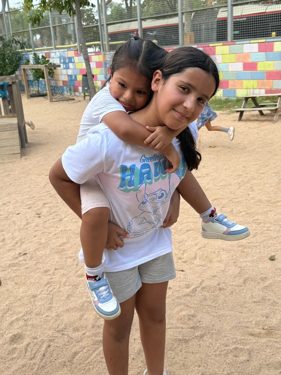 Tornem a l'escola i ens retrobem. Quina emoció!! Padrins i fillols compartint de nou.
#enscuidem
#compartim
#gaudim
#femequip
#comencem
#noucurs