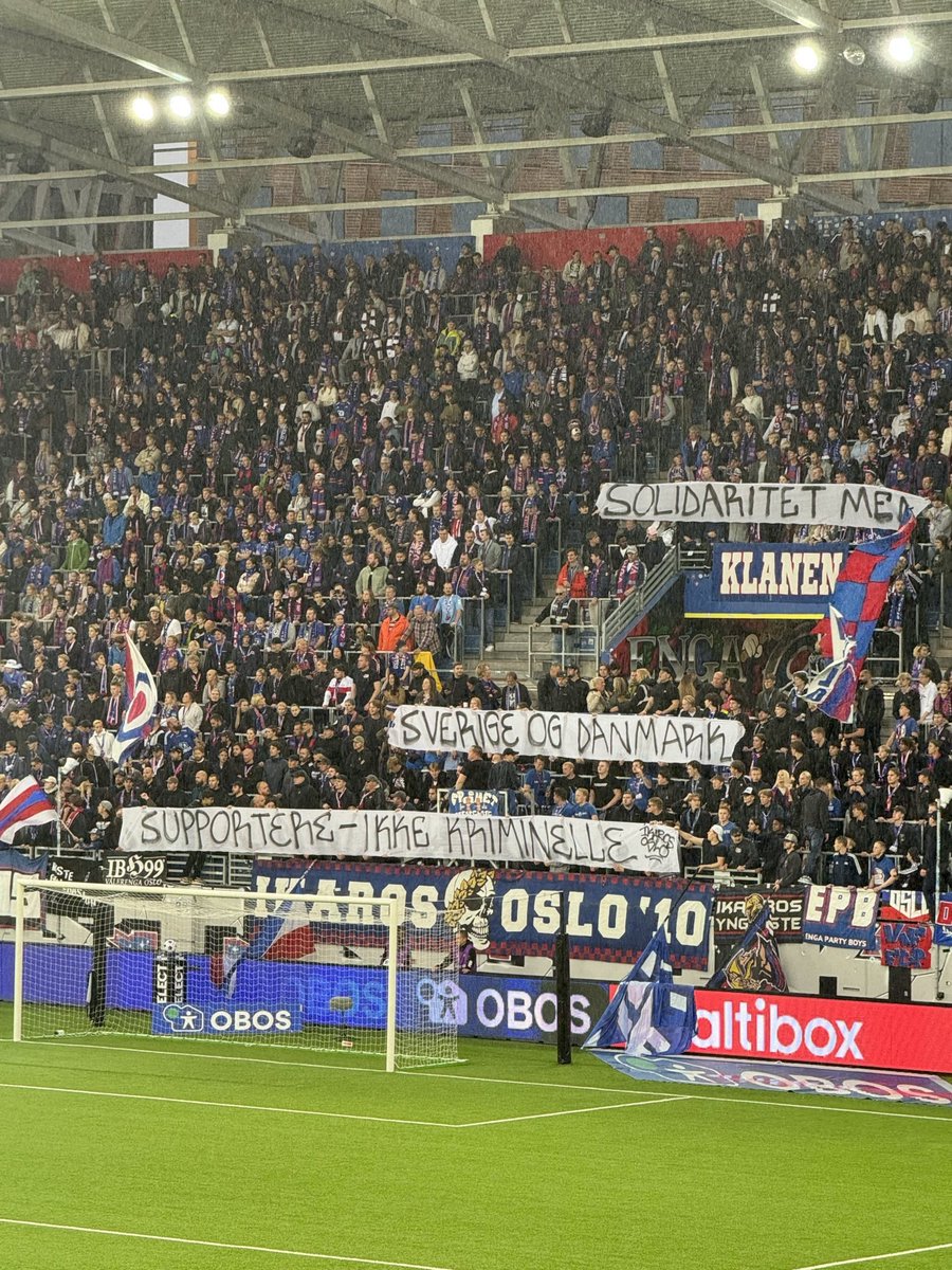 Solidaritet med Sverige og Danmark. Supportere - ikke kriminelle! /Ikaros Oslo

Norska Vålerenga Fotball supportrar visade sympati för Sverige och Danmark i hemmamatchen mot KFUM Oslo.