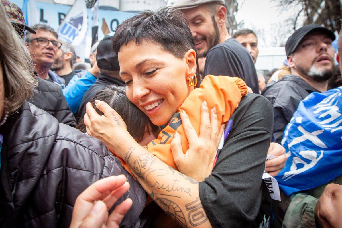 Una multitud de argentinos y argentinas se movilizaron hacia San José 1111, donde <a href="/CFKArgentina/">Cristina Kirchner</a> permanece rehén del partido judicial.

Una verdadera peregrinación popular que nace de la memoria, de la lealtad y de la certeza de que con ella libre hay futuro para la Argentina.