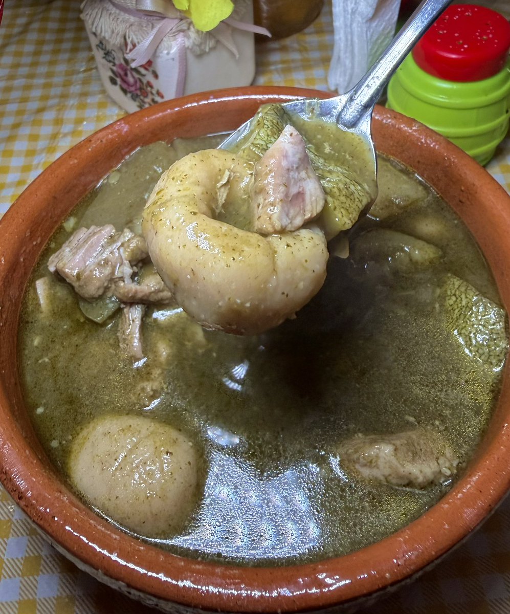 love_veracruz_'s tweet photo. Ay mamita jarocha que rico😍😋 mi hermanitas #Elena y #Loly me prepararon mi guiso favorito. Molito verde con bolitas de masa, acompañado con tortillas con mantequilla de rancho y agua de Jobo. Bonita tarde mi gente. Saludos desde #Veracruz https://t.co/3JOJRqxk23