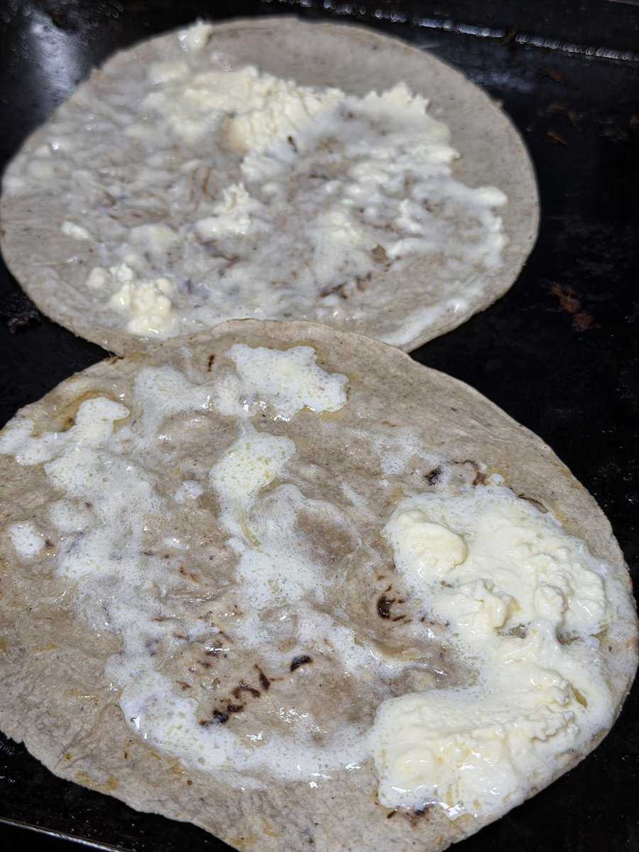 love_veracruz_'s tweet photo. Ay mamita jarocha que rico😍😋 mi hermanitas #Elena y #Loly me prepararon mi guiso favorito. Molito verde con bolitas de masa, acompañado con tortillas con mantequilla de rancho y agua de Jobo. Bonita tarde mi gente. Saludos desde #Veracruz https://t.co/3JOJRqxk23