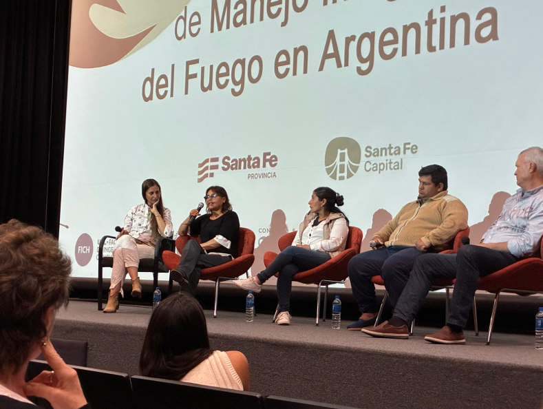 FIRE_ADAPT's tweet photo. 🔥Segundo día del 𝟭𝗲𝗿 𝗘𝗻𝗰𝘂𝗲𝗻𝘁𝗿𝗼 𝗱𝗲 𝗠𝗮𝗻𝗲𝗷𝗼 𝗜𝗻𝘁𝗲𝗴𝗿𝗮𝗹 𝗱𝗲𝗹 𝗙𝘂𝗲𝗴𝗼 𝗲𝗻 𝗔𝗿𝗴𝗲𝗻𝘁𝗶𝗻𝗮 en 📍Santa Fe 🇦🇷

👉Sesiones sobre paisajes y prevención de #IIFF; incendios en la IUF; #MIF en Argentina (y Santa Fe) y cultura del fuego con actores locales. 💫
👉Hemos contado con la conferencia magistral sobre el Mecanismo de Protección Civil de la #UE a cargo de @HectorAlfaroF 🙌

Gracias de nuevo @UnlFich, @protcivilstafe, @Conicet, #Unraf y #CobraCollectiveUK por la organización.😉
