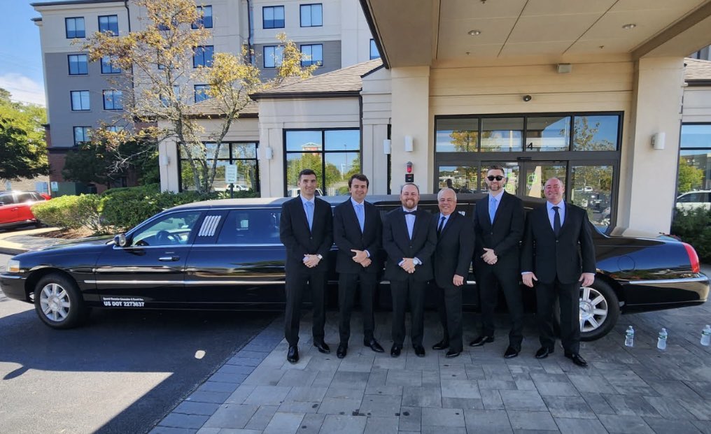 Plymouth Wedding- Bridal Party chose a ten passenger Limo for their transportation, first the ladies from Harbortown Suites to Waverly Oaks and then the men from Hilton Garden Inn to Waverly Oaks for their big day!🥂
#southshoreslimoservice #specialoccasionlimo