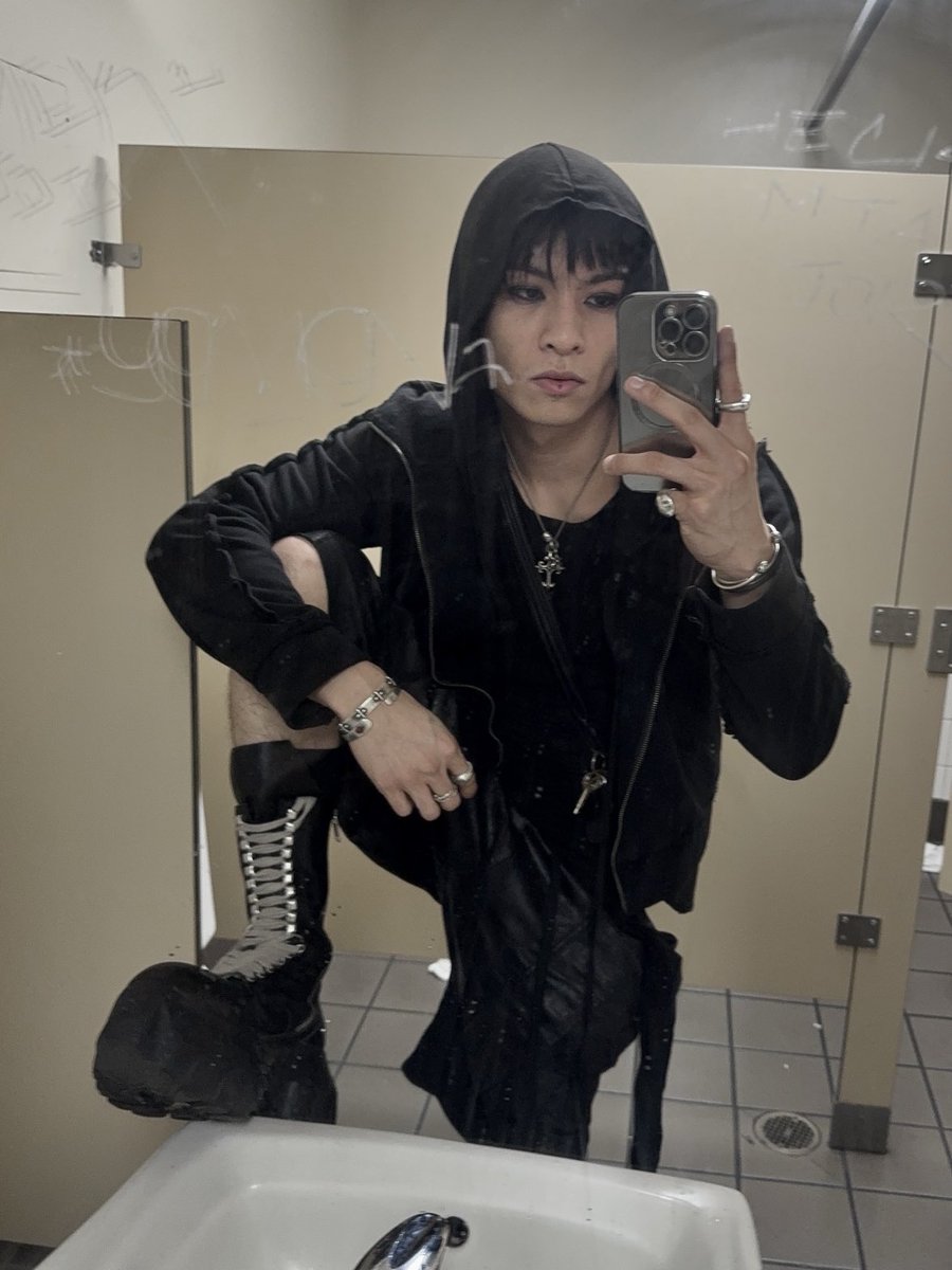 chris tweet media