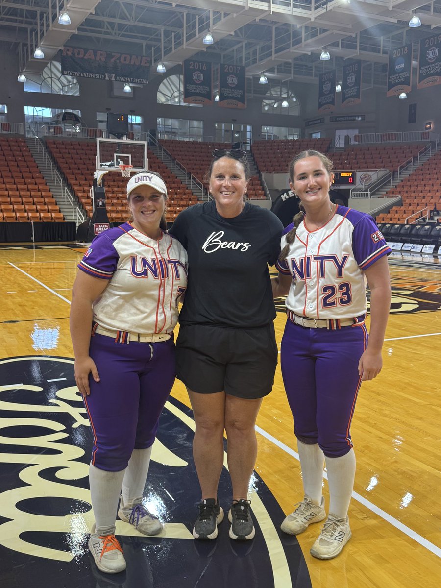 EmilyKuba2027's tweet image. Thank you so much to @CoachKuhlmeyer and Coach Mo for putting on a wonderful camp! I enjoyed speaking to you guys and hearing your feedback. @MercerUSoftball @UnityLanier
