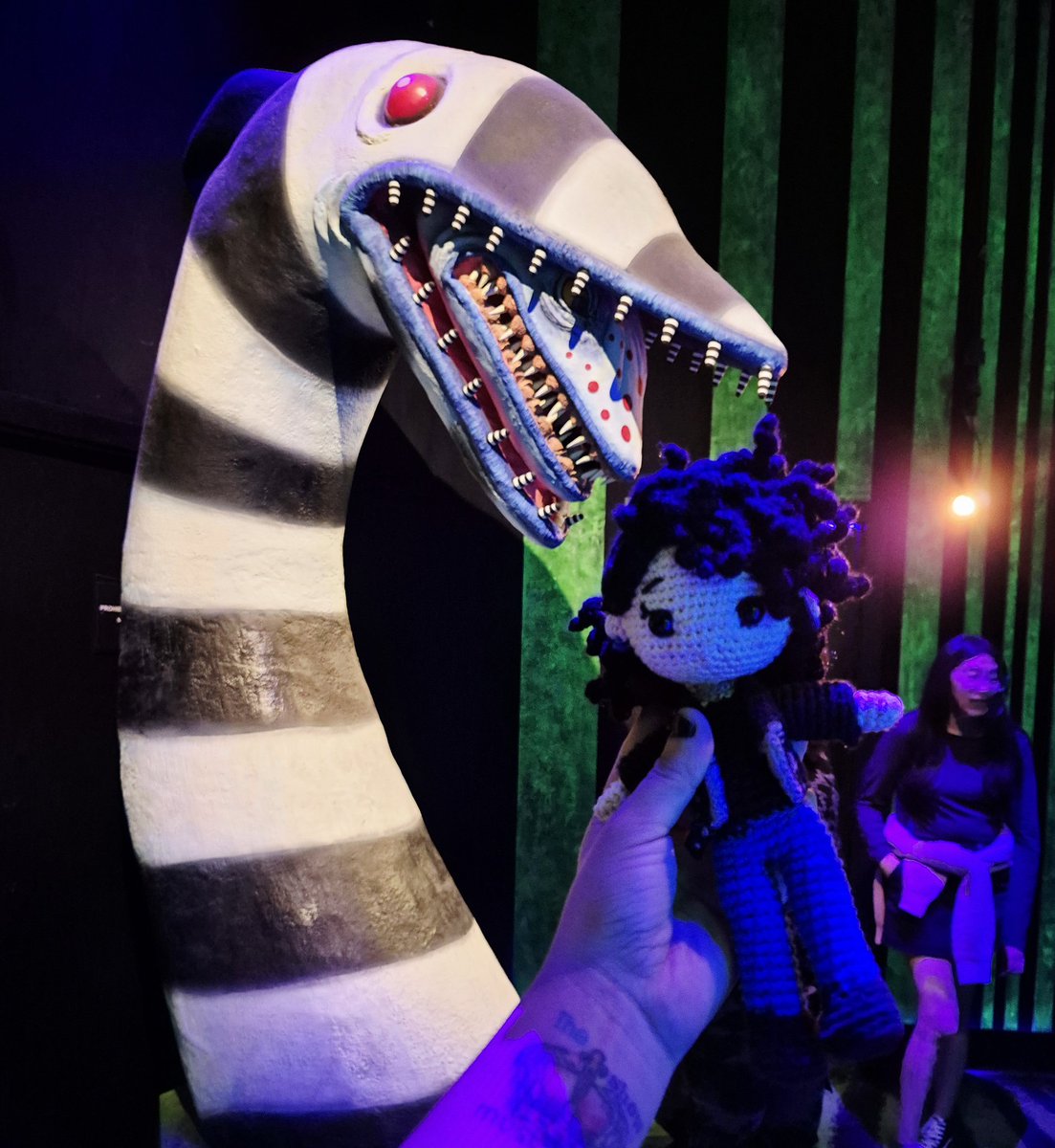ClerUchiha's tweet photo. Mini yuri de paseo por el laberinto de tim burton 🖤🎶
#yurimentiras #yuribose #mentiraslaserie #Beetlejuice https://t.co/tnTlMRUtOY