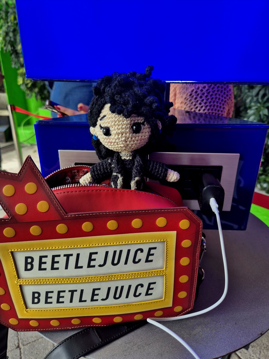 ClerUchiha's tweet photo. Mini yuri de paseo por el laberinto de tim burton 🖤🎶
#yurimentiras #yuribose #mentiraslaserie #Beetlejuice https://t.co/tnTlMRUtOY