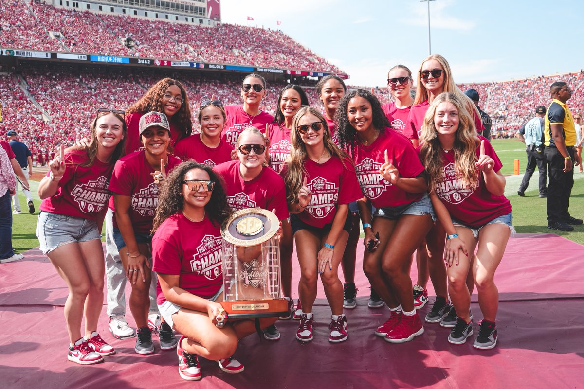 OU_Softball's tweet photo. stopped by The Palace 🏆 https://t.co/u2HoqNzXy6