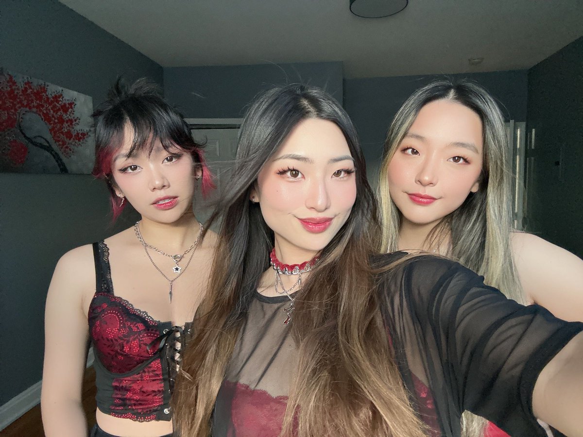 dalcompeachh's tweet photo. Ready for #HITCNY 😈 @viaSammi @betharonii_ https://t.co/0aff4f8zQi