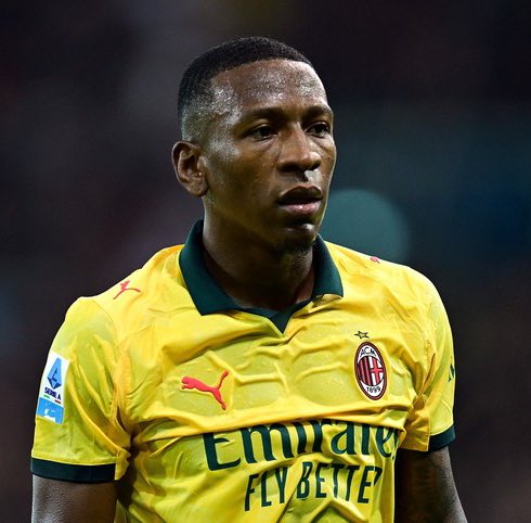 Me pone muy contento el alza en el nivel de Pervis Estupiñán.

Ver cómo muchos lo mataban y hacían la vista gorda ante un lateral que venía de muy buenas temporadas en Inglaterra me parecía totalmente repulsivo.

Con el pasar de los partidos ha ido mejorando constantemente,