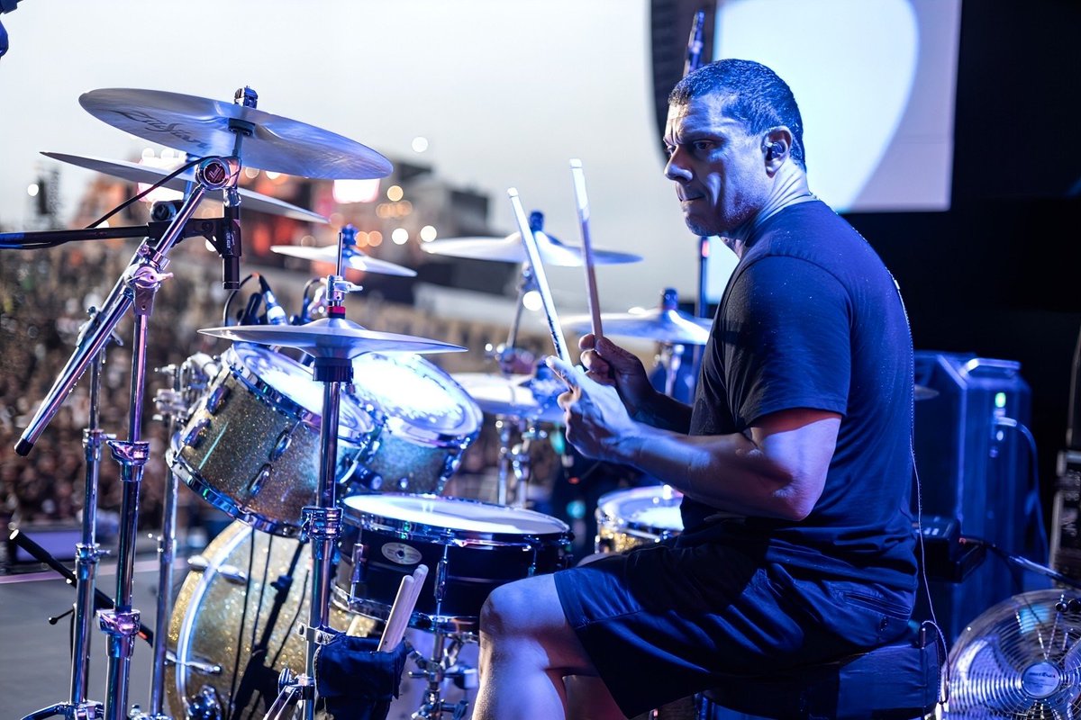 Hoje é dia deles: os que comandam o ritmo e fazem o coração da música bater mais forte! 🥁 Feliz Dia do Baterista!
Nossa homenagem vai para todos os mestres das baquetas, em especial ao nosso, Daniel,  que comanda a batera do CPM 22 com talento, paixão e atitude! 👊🔥